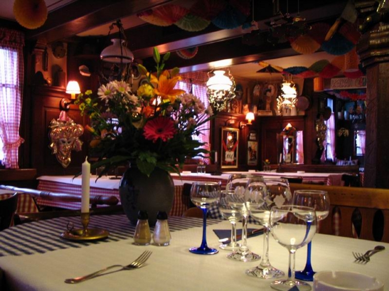 Atmosphère chaleureuse de la salle de restaurant de l'Auberge à l'Agneau